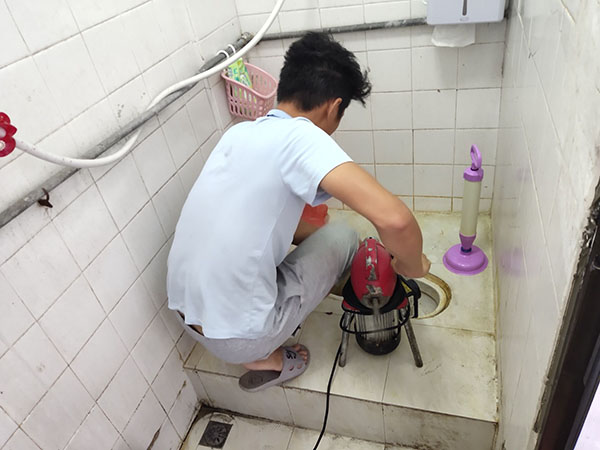 文登管道堵塞冒臭气 专业师傅现场解决问题